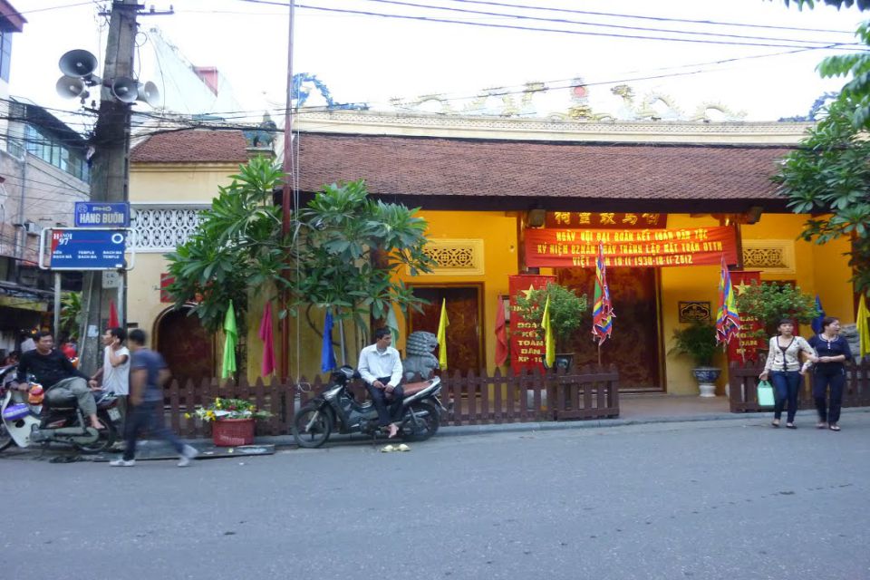 Bach Ma Temple